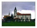 Casa_de_la_torre_y_iglesia_de_somao.jpg